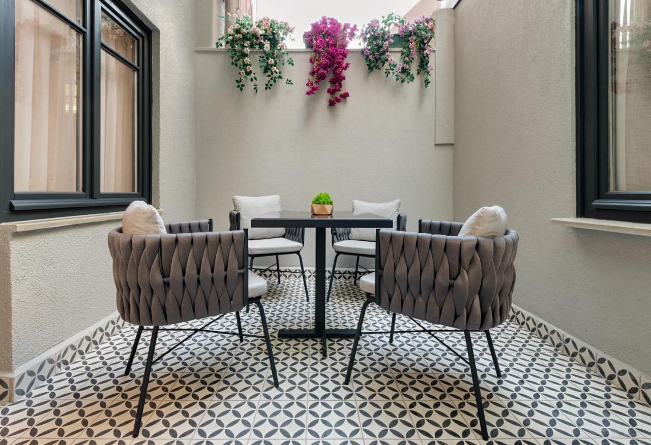 Gleam Collection Hotel Istanbul Exterior foto A balcony in a house